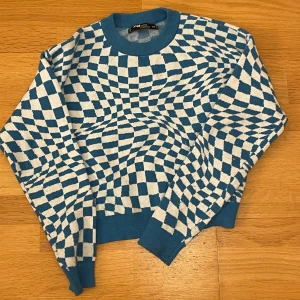 Fin stickad blåtröja - Jötte fin stickad blå och vit rutig tröja❤️