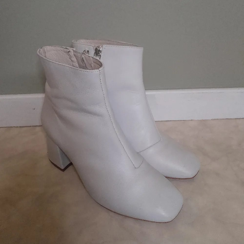 Säljer mina vita boots från Henry Kole då de inte används! ♡ Storlek: 36 Klackhöjd: 5 cm Skick: Gott skick, väl omhändertagna. . Skor.