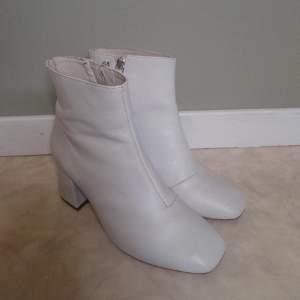 Säljer mina vita boots från Henry Kole då de inte används! ♡ Storlek: 36 Klackhöjd: 5 cm Skick: Gott skick, väl omhändertagna. 