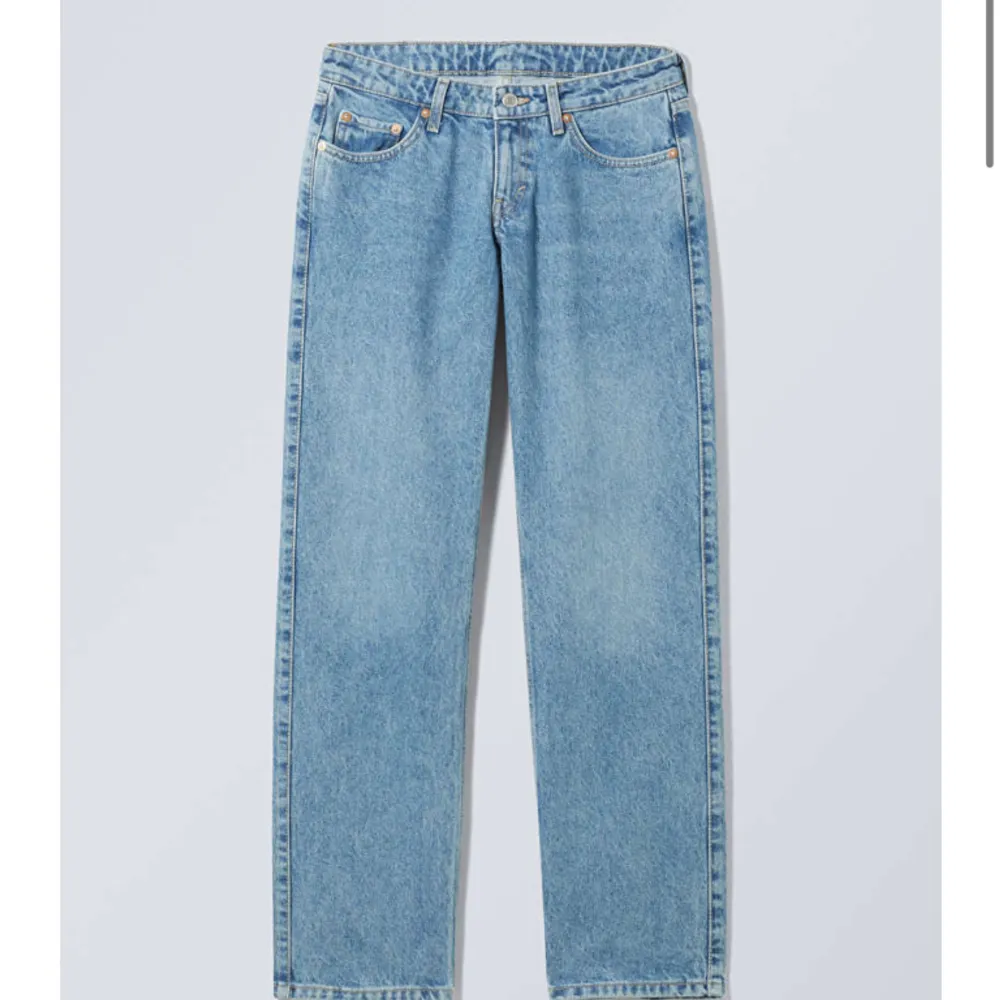 Oanvända lågmidjade jeans från weekday i modellen arrow, storlek 25/32. De är slutsålda online. Nypris 590kr, säljer pga att de inte passade och jag hann inte skicka tillbaka dem.. Jeans & Byxor.