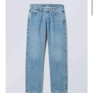 Oanvända lågmidjade jeans från weekday i modellen arrow, storlek 25/32. De är slutsålda online. Nypris 590kr, säljer pga att de inte passade och jag hann inte skicka tillbaka dem.