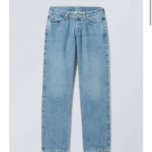 Oanvända lågmidjade jeans från weekday i modellen arrow, storlek 25/32. De är slutsålda online. Nypris 590kr, säljer pga att de inte passade och jag hann inte skicka tillbaka dem.