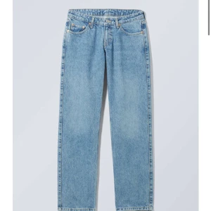 Arrow low jeans - Oanvända lågmidjade jeans från weekday i modellen arrow, storlek 25/32. De är slutsålda online. Nypris 600kr, säljer pga att de inte passade och jag hann inte skicka tillbaka dem.  Priset går att diskutera!