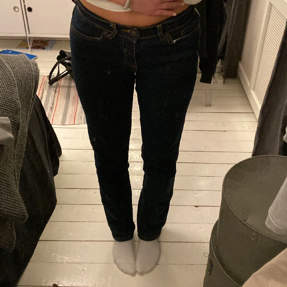 Säljer dessa fina mörkblå straight lowwaist jeans eftersom de är för korta för mig!💕 De är från Vero Moda denim från början och är i perfekt skick. Jag är 161 cm🥰. Jeans & Byxor.