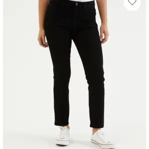Svarta jeans från kappahl💕  Aldrig använda då lappen är kvar🫶🏼 Nypris 500kr