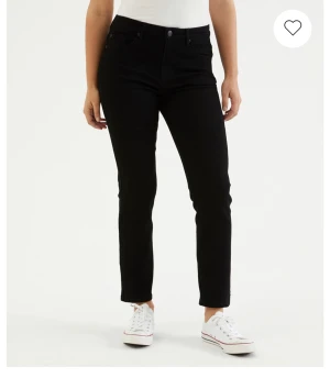 Svarta jeans - Svarta jeans från kappahl💕  Aldrig använda då lappen är kvar🫶🏼 Nypris 500kr