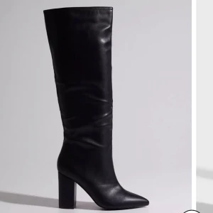 High knee boots - Oanvända endast testade high knee boots från Nelly. Kan skicka bild i chatt om man vill se dem. Nypris 799kr. 