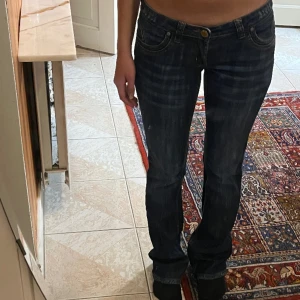 Lågmidjade marinblå jeans - Säljer dessa snygga lågmidjade marinblå jeans. Jättebra skick. Storlek xs. Pris kan diskuteras vid snabb affär 