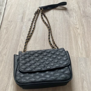 Axelremsväska  - Bra skick men inuti saknar den knapp, går att sy dit en ny för den som vill🩵