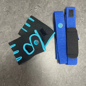 Gymrat 2 in 1 gymgloves and wraps - Gymhsndskar i kombination med liftingstrap som kan sättas ihop med kardborre. Produkten hjälper dig att maximera dina lyft och nå dina mål. Den fungerar umärkt till t.ex. marklyft och pullups. Storlek M