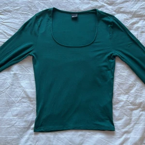 soft touch M - soft touch top från gina, helt oanvänd, säljer då den va i fel storlek. jättesöt färg (mörkgrön typ)