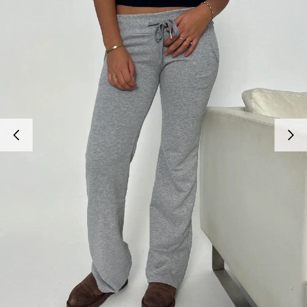 Säljer dom här super fina lågmidjade mjukisarna från ”Design by Sí”. Säljer pågrund av att jag inte använder. 🩷. Jeans & Byxor.