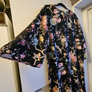 Tunika el kortare klänning - Kort klänning som är använd ca 5 gånger. Märke GP &J BAKER från HM. STORLEK EUR 38 100% viskose