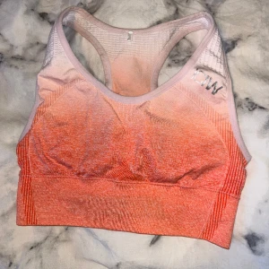 Knappt använd sport-bh från ICIW - Nyskick. Uttagbara pads. Strl XS, men passar en S också (tror även M om man ligger mellan S och M). Jättefin färg.
