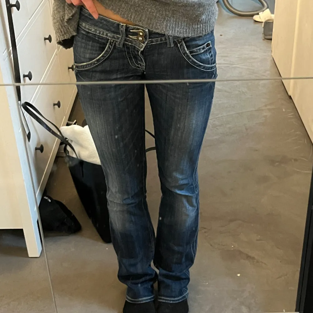 Supersnygga lågmidjade jeans som är köpta second hand💕jag är 161 och de är perfekt/lite långa på mig . Jeans & Byxor.