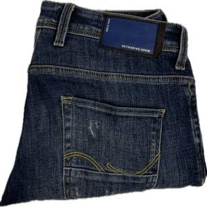 Säljer dessa Jack and Jones jeans i bra skick, dessa är i storlek 31W 32L. Nypris 700.