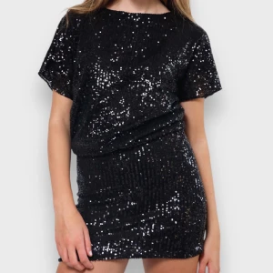Svart glitterklänning  - Säljer min svarta glitterklänning från meet me there! Suuuuperfin och helt oanvänd! 