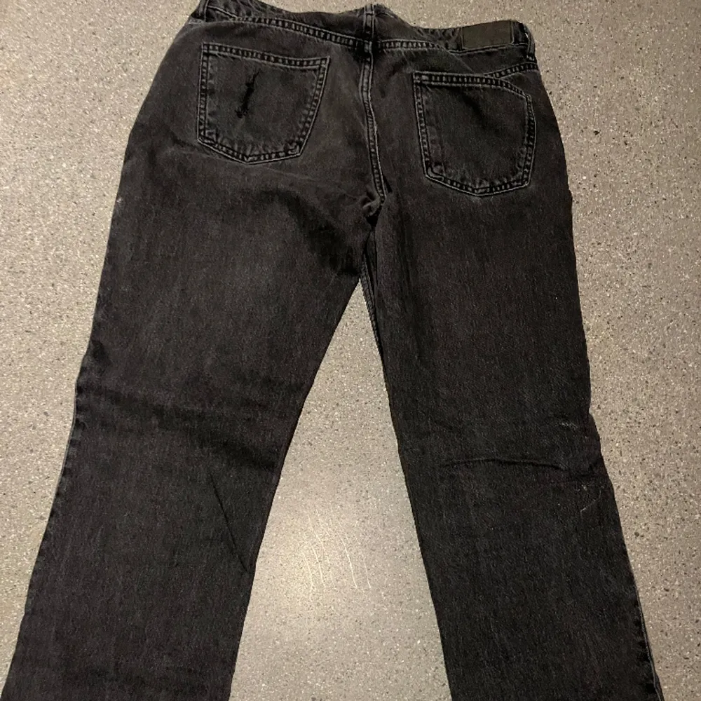 Svarta lågmidjade jeans från lager 157. Modellen icon, har klippt hål i dem (se bild). För bättre bilder kom privat.. Jeans & Byxor.