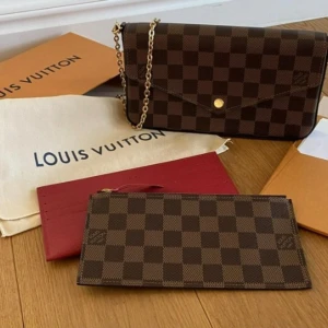 Louis Vuitton Felicie Pochette DamierEbene Canvas  - Säljer en väska i superskick. Louis Vuitton. Inköpt mars 2022. Kvitto finns. 2 pockets, kedja, dustbag och kartong medföljer. Mått: 21x12x3 cm