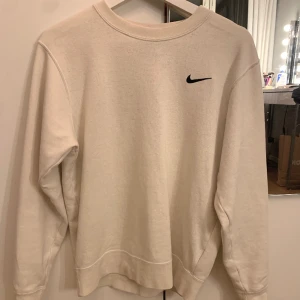Nike sweatshirt  - Krämvit sweatshirt från Nike. Som man ser på andra bilden är insidan lite nopprig på insidan, men ingenting på utsidan.