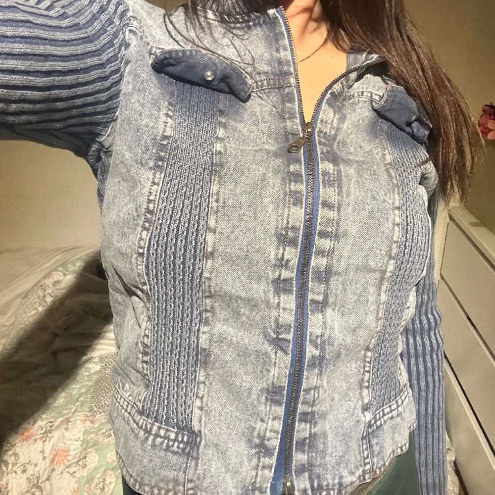 Snygg jeans ribbad kofta som jag köpt på second hand, kommer inte till användning.  Se bild (3) några styng har gått av men går lätt att fixa. (Inget man märker av Står storlek XXL men är som en S( jag själv bär (xs-m) . Tröjor & Koftor.