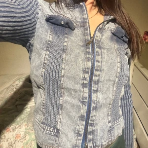 Jeans ribbad Kofta - Snygg jeans ribbad kofta som jag köpt på second hand, kommer inte till användning.  Se bild (3) några styng har gått av men går lätt att fixa. (Inget man märker av Står storlek XXL men är som en S( jag själv bär (xs-m) 
