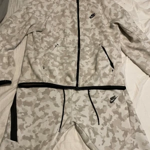 Nike Tech Fleece - Nike Tech Fleece model som ej säljs längre! Säljes då jag ej använder denna längre Skick 8/10 Pris kan diskuteras vid snabb och smidig affär!