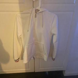 Moncler zip hoodie - Använd ca 2-3 gånger som hel ny en liten metall bit som är av vid snören men inte värsta storlek xxs i turkisk storlek xs i svensk