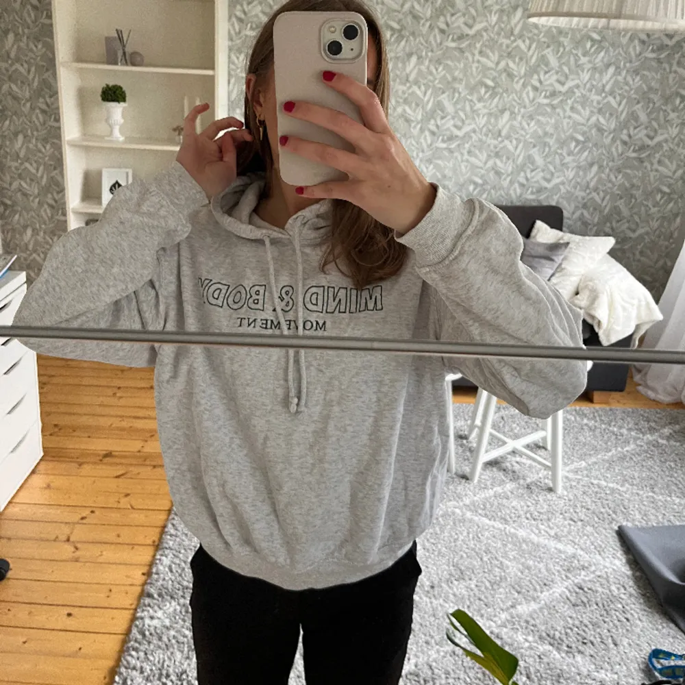 Grå hoodie med grönt tryck köpt på hm💚 Storlek xs men passar även s. Relativt använd men fortfarande i väldigt gott skick!! . Hoodies.