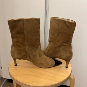 custommade - Säljer dessa härliga custommade skor har använt dom max två gånger så dom är i väldigt bra sick!  (Fast pris) 