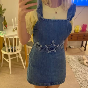 Hängsleklänning  - Så cool hängsleklänning med stjärnor på. Tyvärr lite kort för mig. 💖