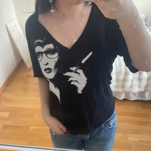 Topp - Skitcool top i bea skick förutom ett hål (bild3), syns knappt om man har något svart under