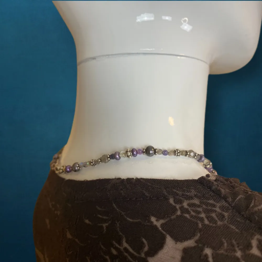 Fint halsband från KumKum, vet ej originalpriset på just denna men om man går in på KumKums hemsida så ligger de flesta smycken på 2000kr till 1000kr. Tror det är äkta stenar?? . Övrigt.