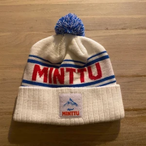 Minttu mössa - Populär vit Minttu mössa perfekt till skidbacken och afterski.