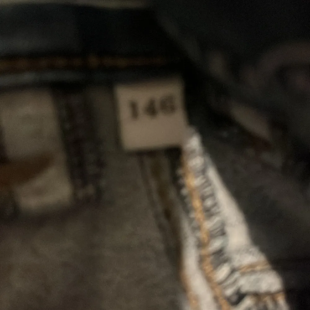 Tjena jag säljer tre par jeans storlek 146 på alla det kommer kosta 300 för alla tre. Jeans & Byxor.