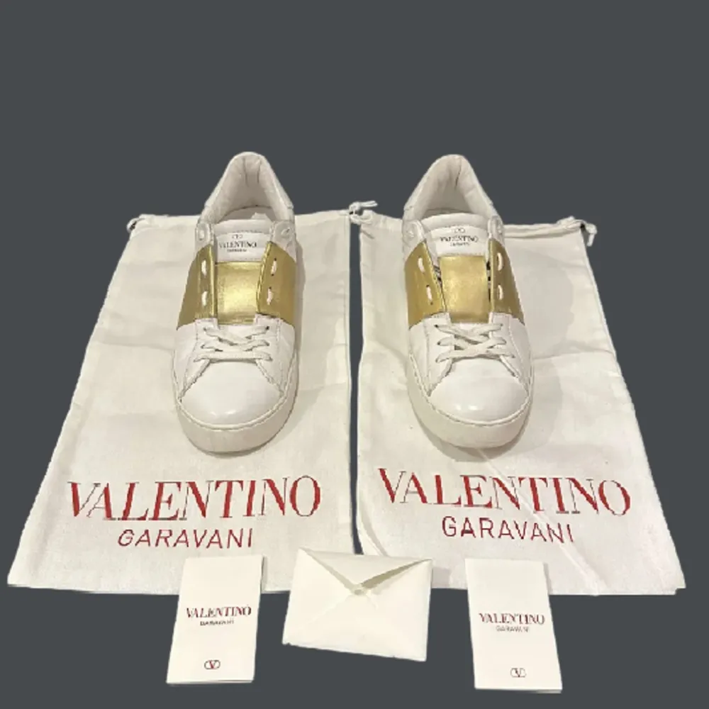 Valentino skor i storlek 40,5. Knappt använda nyskick! Nypris 6945 kr, säljs för 2499 kr. Dustbags & Valentino kort medföljer vid köp. Skor.