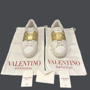 Valentino skor i storlek 40,5. Knappt använda nyskick! Nypris 6945 kr, säljs för 2499 kr. Dustbags & Valentino kort medföljer vid köp