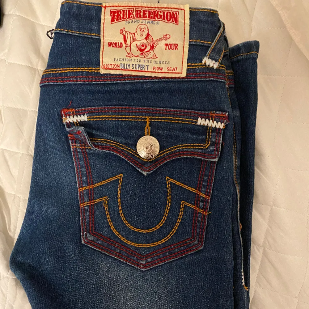 True religion jeans med röda detaljer och låg midja. De är i storlek 29, skulle säga att de passar s-m! Jeansen är i jättebra skick och knappt använda, helt utan defekter! 💕. Jeans & Byxor.