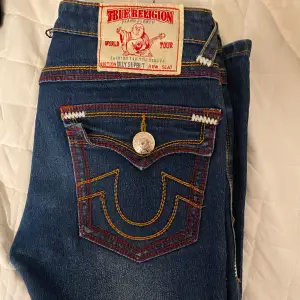 True religion jeans med röda detaljer och låg midja. De är i storlek 29, skulle säga att de passar s-m! Jeansen är i jättebra skick och knappt använda, helt utan defekter! 💕