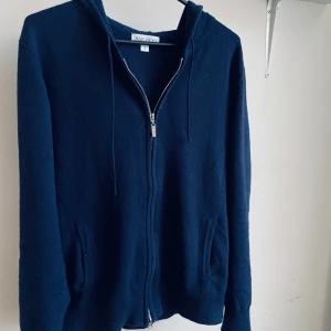 Cashmere hoodie  - Säljer nu denna sjukt snygga cashmere hoodien som är i topp skick! Hoddien sitter som den ska och är i storlek S. Referens-killen på bilden är 180 cm lång men passar alla från 160-185. Hör gärna av er vid frågor, funderingar eller fler bilder😃