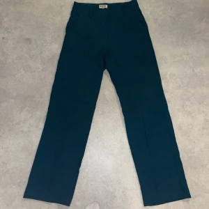 Kostymbyxa  - Jätte fina kostymbyxor ifrån madlady i storlek M tall, samma modell som på andra bilden fast gröna som man ser på första bilden! Säljs då dom inte passar längre men dom är hela och som nya jätte fina