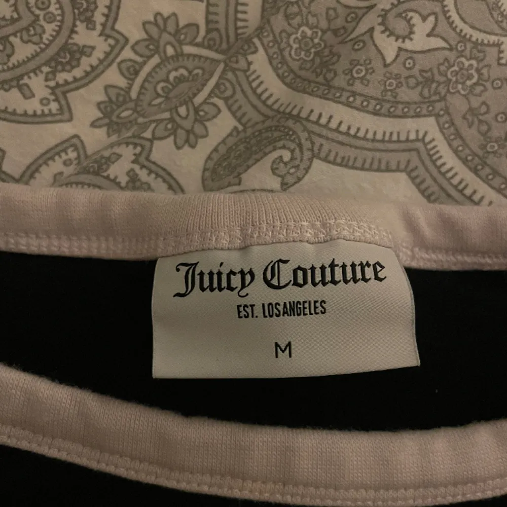 Säljer min söta juicy couture t-shirt. Den är använd men väl omhändertagen, köpt för 800 kr men sänker till rimlig pris. Liten i storlek men ändå mycket stretch. Vid privata bilder skriv i dm📥🙏🏼. T-shirts.