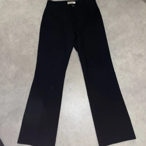 Kostymbyxor  - Jätte fina nya kostymbyxor som e använda Max 4 gånger som jag fått av min mamma från hon va yngre! Storlek M och är långa i benen, jag är 170 och dom är nästan för långa för mig