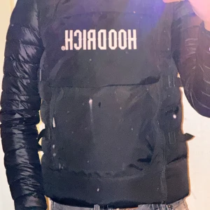 Hoodrich väst  - Hoodrich väst men sjukt skön passform som passar till väldigt många olika typer av kroppar med hjälp av 2 midiaspänn på varje sida. Den har  gömda fickor och är otroligt bekväm efter som att den har ull vid nacken. Inte en ända skråma elr skada.