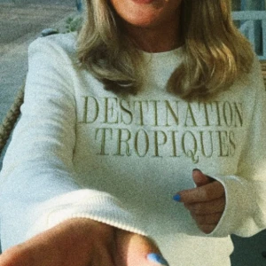 College tröja - Vit collegetröja med guldig text (Destinations tropical) lång i ärmarna, mudd där nere som sitter åt lite så man kan vika in mudden 