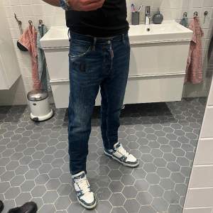 Mörkblå dsquared2 jeans som är i riktigt bra skick. Jeansen är knappt använda då dom är för stora. Köpta på careofcarl (kvitto finns).  Skriv till mig om ni har frågor om storlekar, pris mm…   (Tags medföljer)