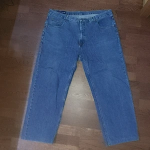 Xzone jeans - Feta jeans från märket XZONE😎 storlek är lite oklar men dem e rätt så stora💯 kom dm för fler frågor elr bilder😁🙏