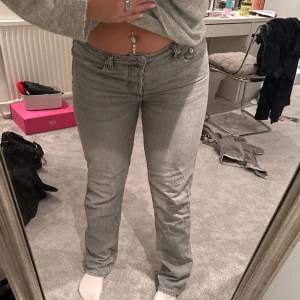 super snygga gråa jeans som inte kommer till användning 