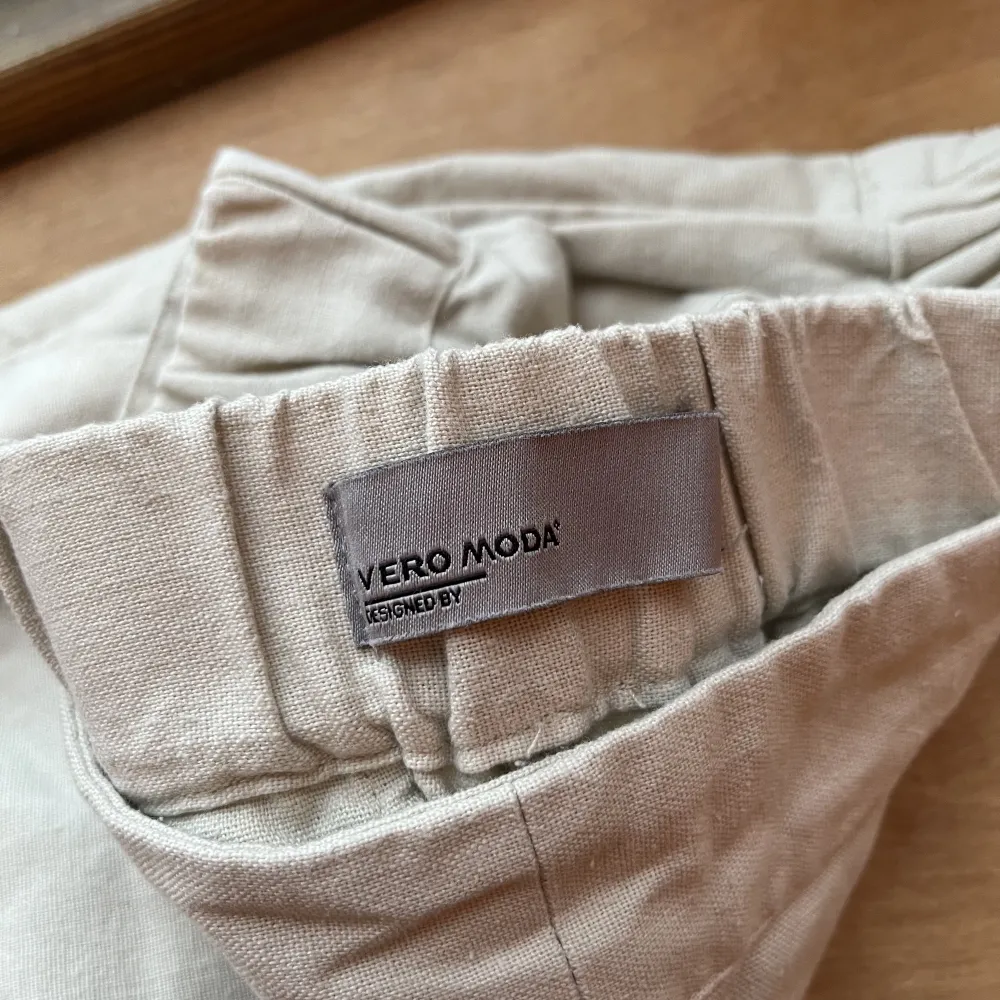 Säljer pga kommer ej till användning. Vid behov är det bara att skriva för fler bilder🫶 Skönt material och perfekta för sommaren. Jeans & Byxor.