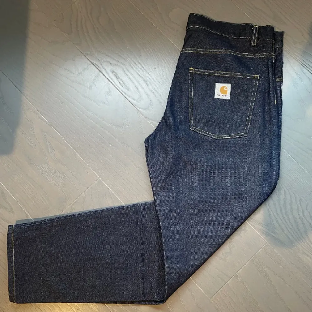 Knappt använda carhartt newel pants köpt på shelta i göteborg,skriv för mer bilder.. Jeans & Byxor.